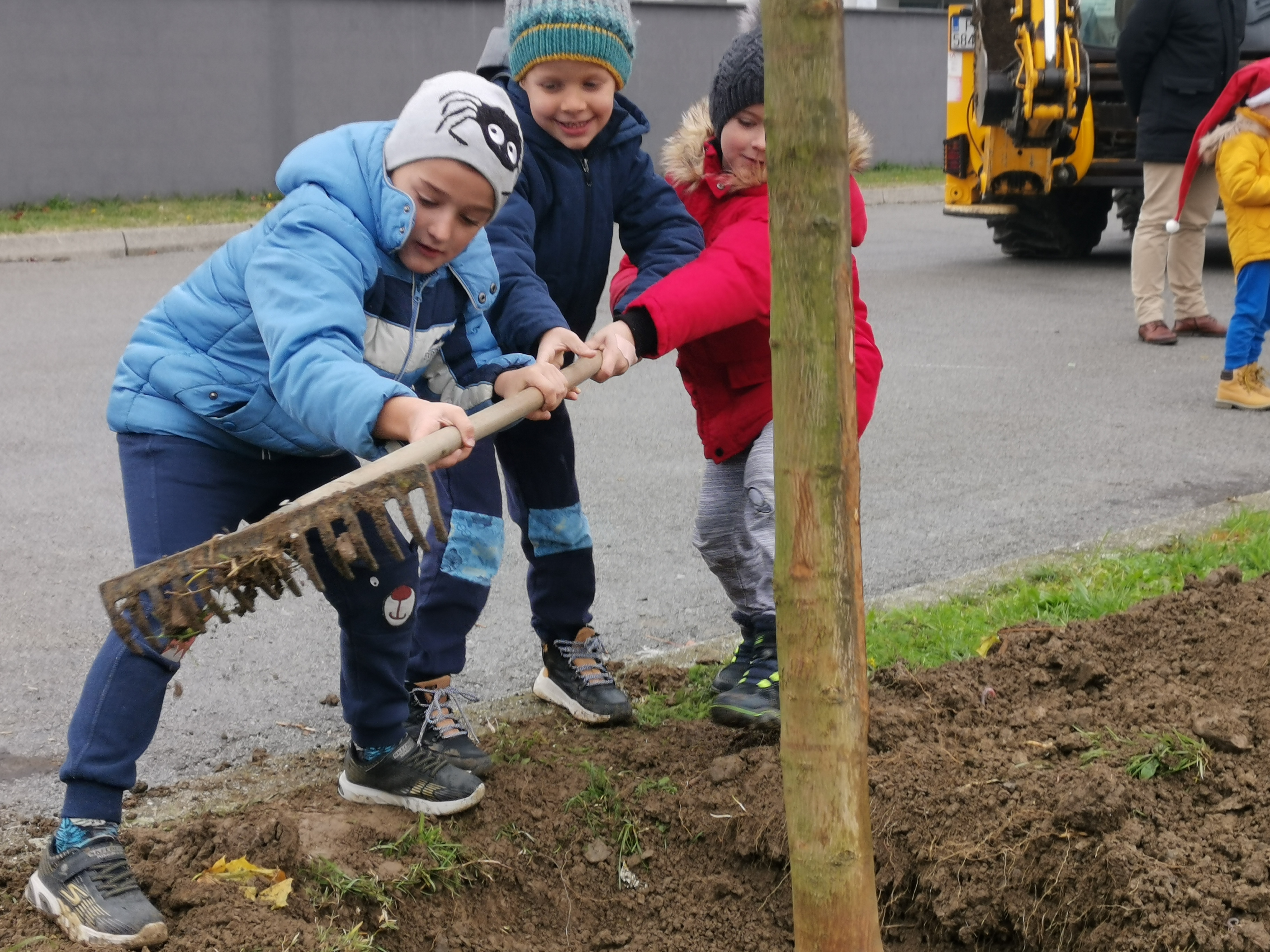 Mališani Cvjetne livade i djelatnici Komunalca zasadili stabla ispred dječjeg vrtića